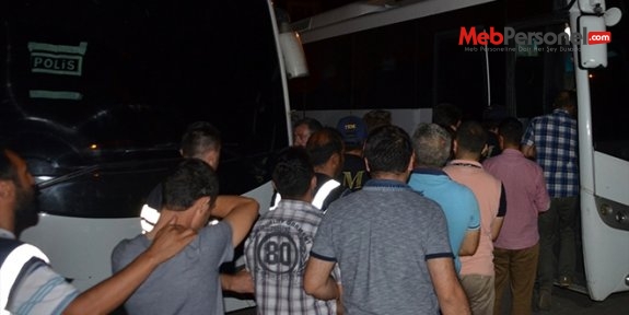 İzmir'de kamu görevlilerinin de olduğu 15 kişi tutuklandı