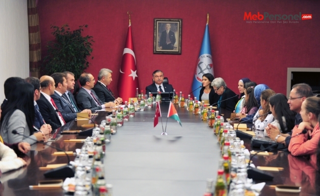 Bakan Yılmaz, Filistinli öğretmen ve öğrencileri kabul etti