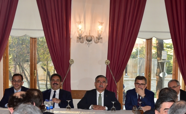 Bakan Yılmaz, İstanbul´daki ilçe müdürleriyle biraya geldi