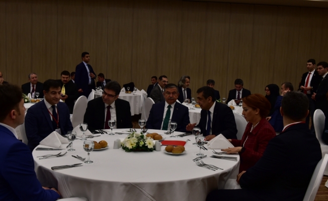 Bakan Yılmaz, yurt dışındaki eğitim yöneticileriyle akşam yemeğinde bir araya geldi
