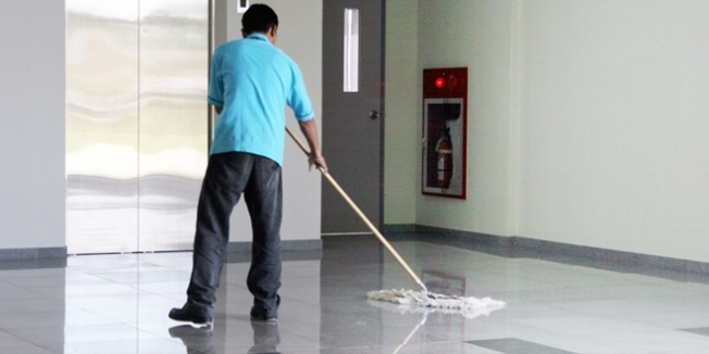 Sözleşmeli öğretmenler el birliğiyle okul temizledi