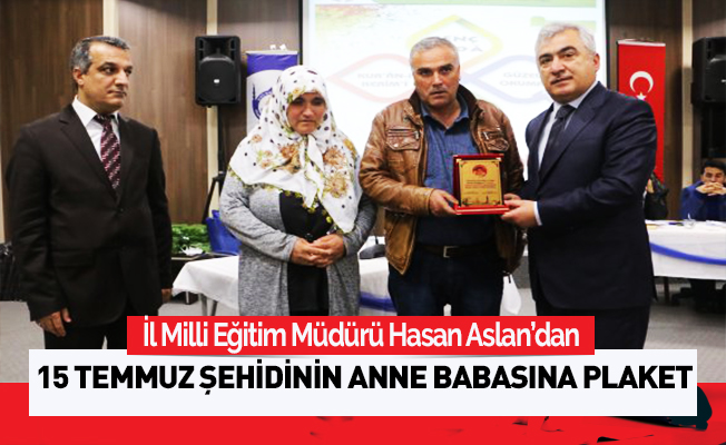 İl Milli Eğitim Müdüründen 15 Temmuz Şehidinin Anne Babasına Plaket