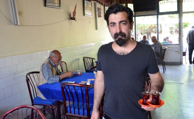 Öğretmen olarak atanamayınca çaycı oldu