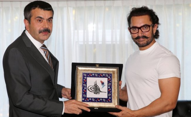Müsteşar Tekin, filmlerinde eğitim konularını da işleyen Bollywood yıldızı Khan´ı kabul etti