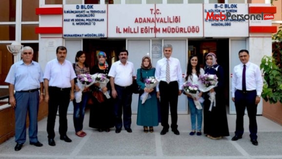 Adana’ya Yeni Atanan Öğretmenler Çiçeklerle Karşılandı