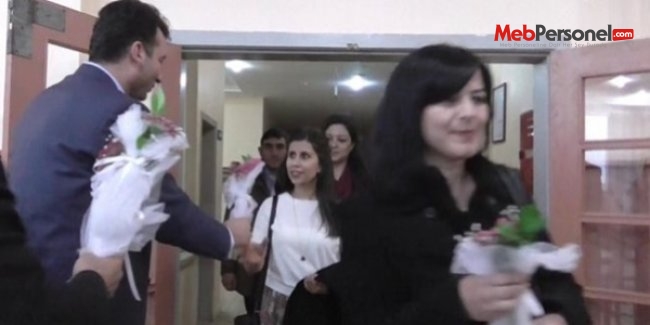 Atanan öğretmenler çiçekle karşılandı