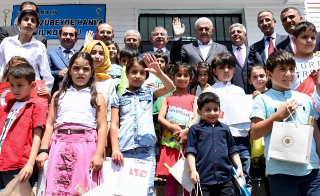 Başbakan Yıldırım ve Bakan Yılmaz, Bitlis’te karne dağıtım törenine katıldı