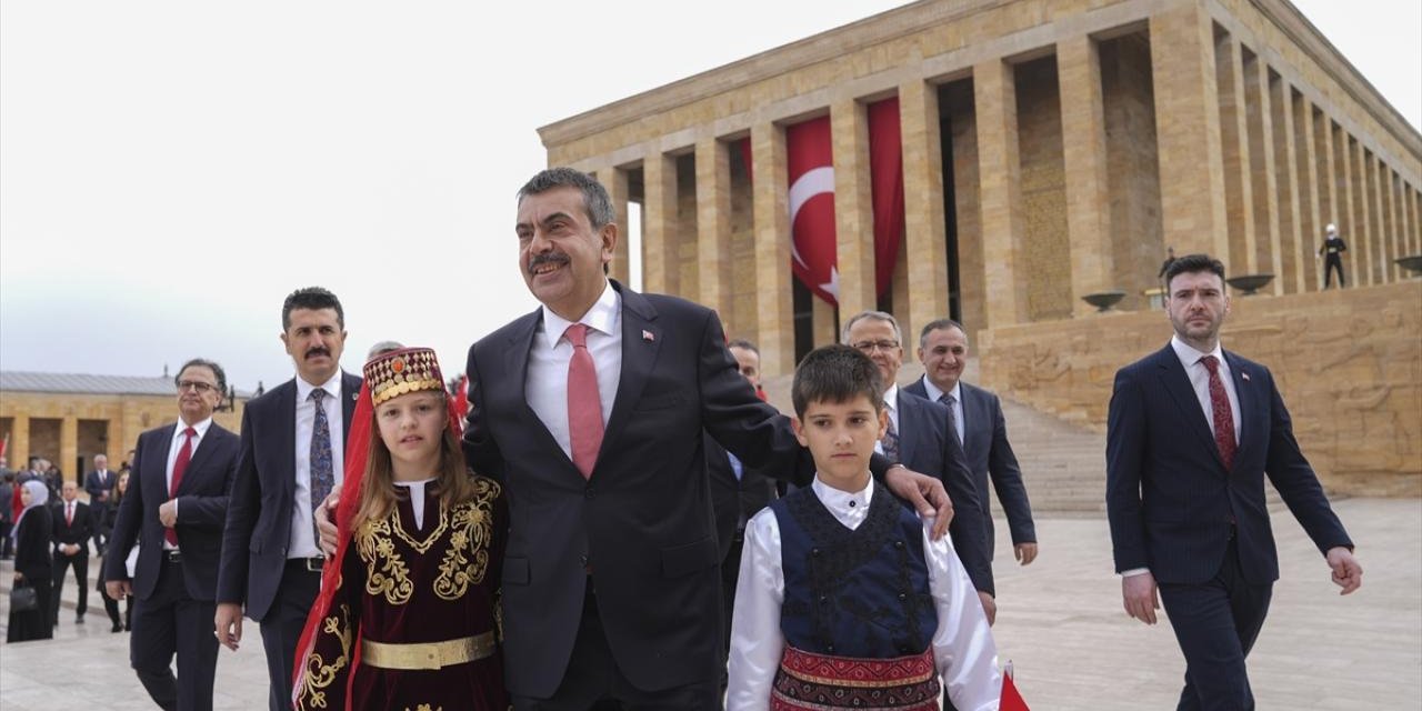 Milli Eğitim Bakanı Tekin, öğretmen ve öğrencilerle Anıtkabir'i ziyaret etti