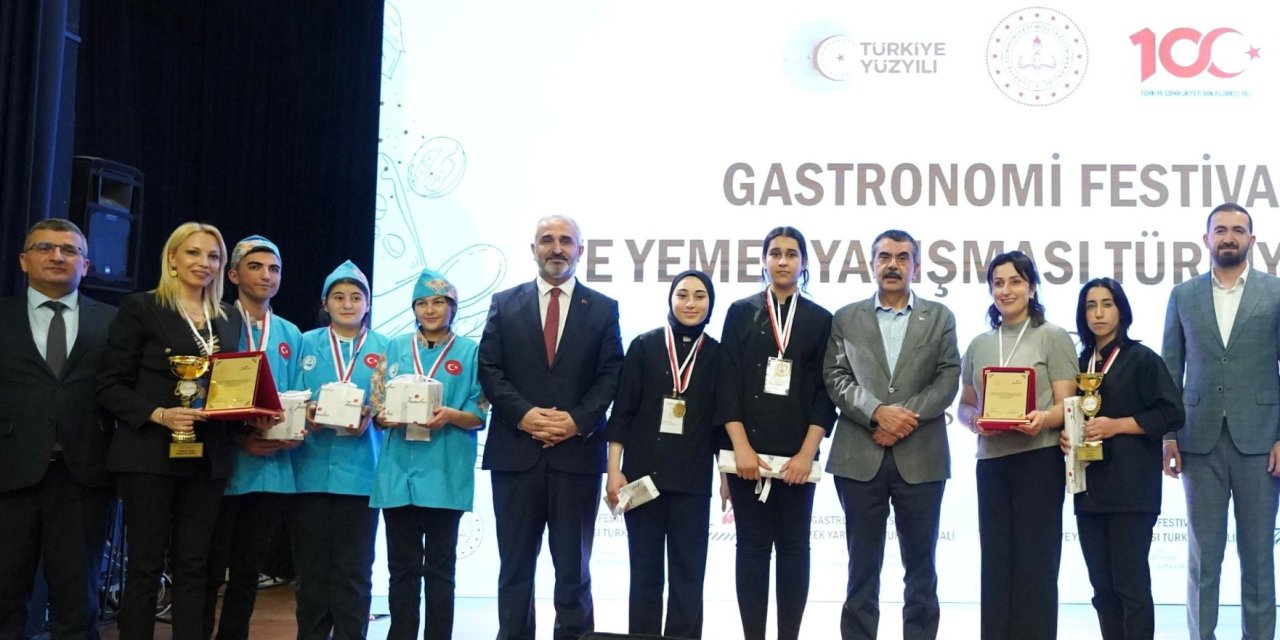 Bakan Tekin, MEB Gastronomi Festivali ve Yemek Yarışması Finali'nde Dereceye Giren Gruplara Ödüllerini Verdi