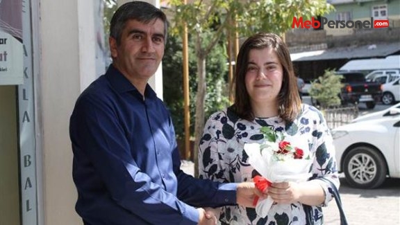 Şırnaklılar öğretmenleri balla karşıladı