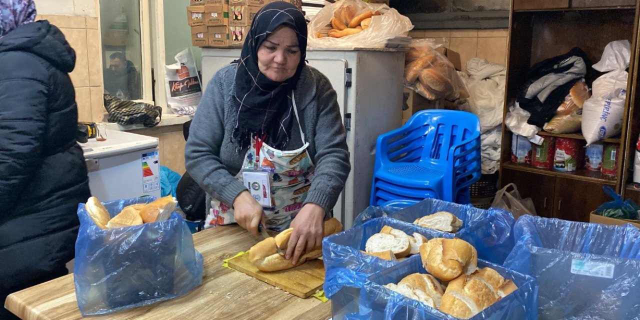 Emekli öğretmen Aşevinde gönüllü olarak aşçılık yapıyor