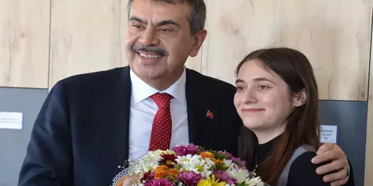 Bakan Yusuf Tekin'den Genç Öğretmene Sürpriz Doğum Günü Kutlaması