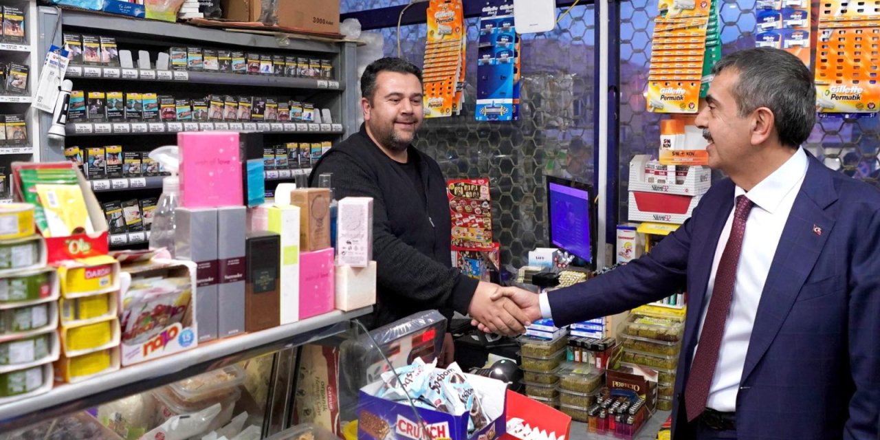 Bakan Yusuf Tekin boykot çağrısına tepki olarak alışveriş yaptı