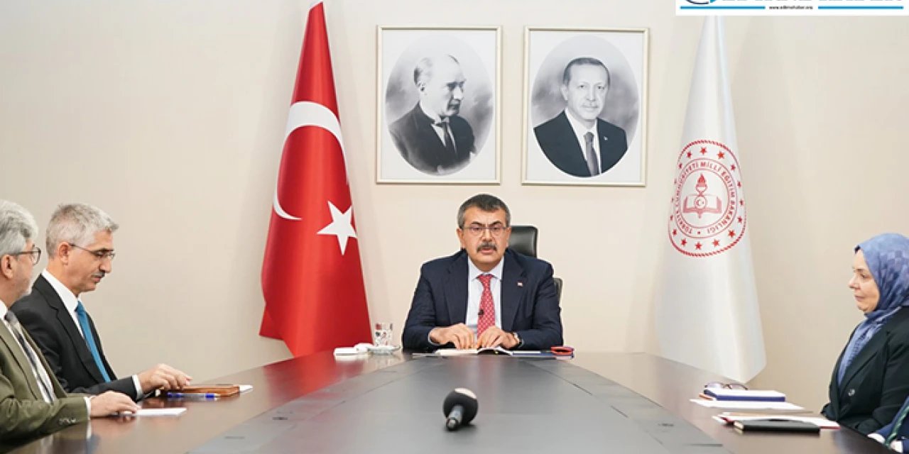 Bakan Yusuf Tekin, Bakan Yardımcısı Nazif Yılmaz'ın Üzerini Çizdi.