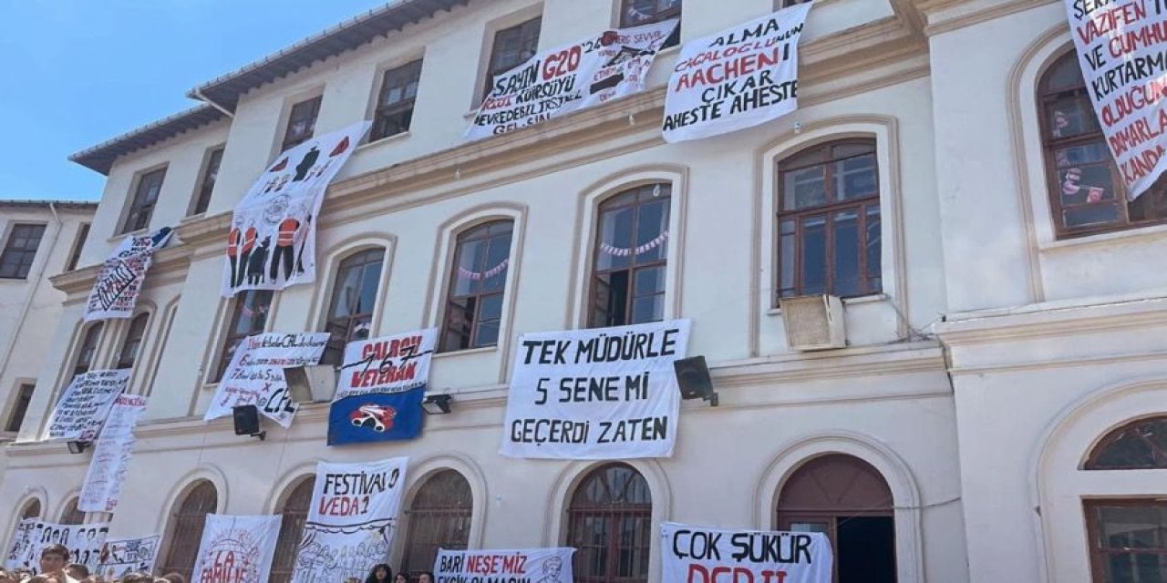 Cağaloğlu Anadolu Lisesi Bahçesinde Miting Gibi Mezuniyet: MEB Bu Manzaraya Ne Diyecek?