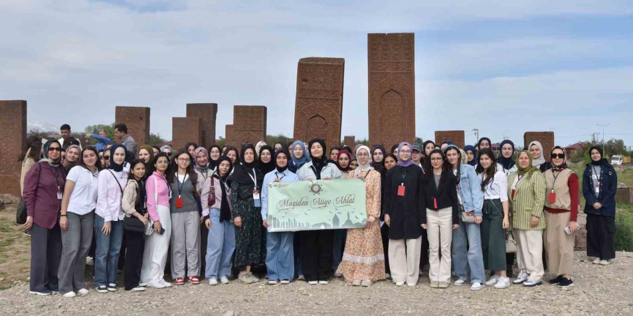 65 ilden bin 600 öğrenci Cumhurbaşkanlığı Külliyesi’nde ağırlandı