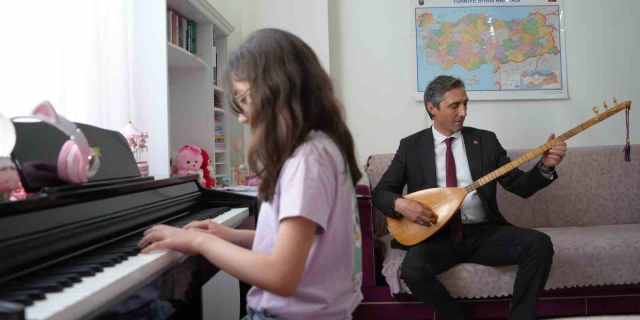 Öğrencinin Piyano Resitaline Milli Eğitim Müdürü Bağlamayla Eşlik Etti