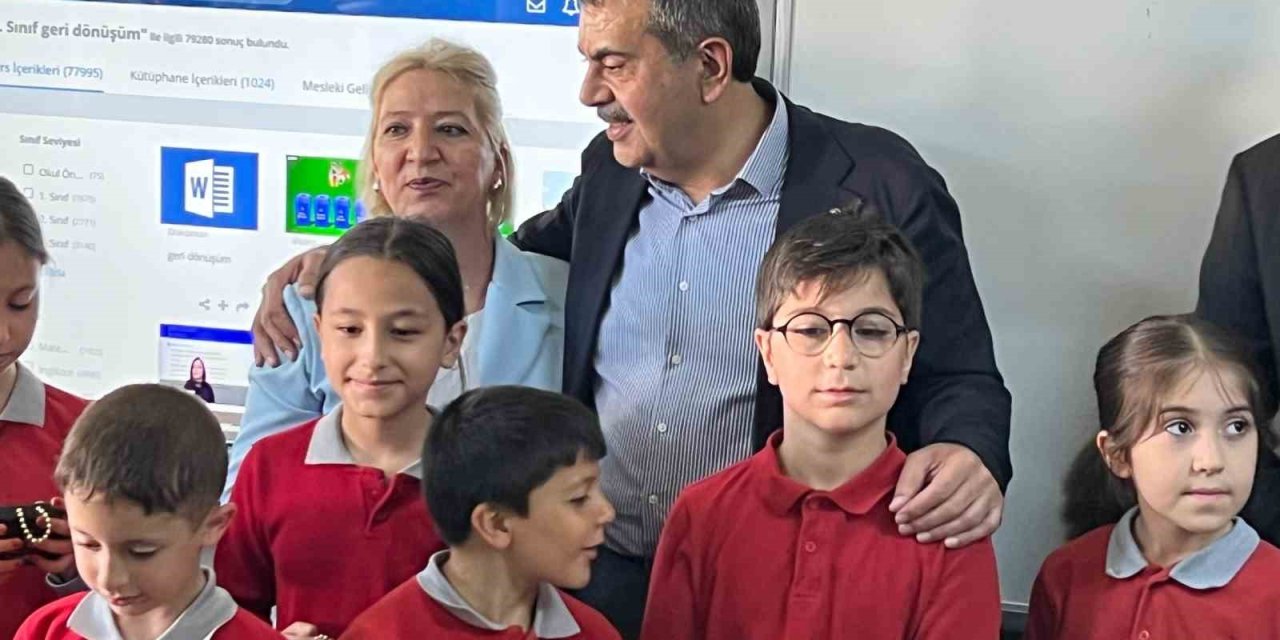 Bakan Yusuf Tekin’den Okula Sürpriz Bayram Ziyareti