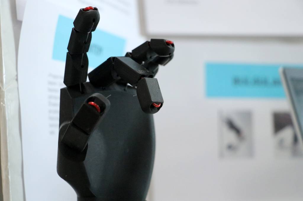 Tekirdağlı Lise Öğrencilerinden Büyük Başarı: Engelli Bireyler İçin Uygun Maliyetli Robot El Prototipleri Geliştirdiler!