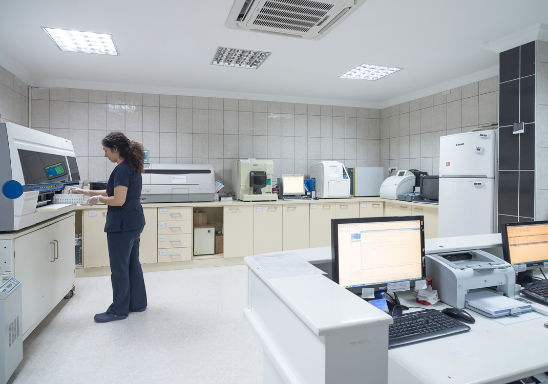 Kamu Hastanelerinde Tahlil Sınırı Başladı: Laboratuvar Testlerine Merkezi Kısıtlama Getirildi