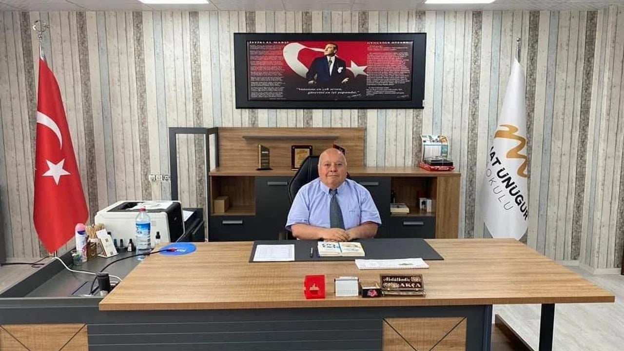 Karne Gününde Unutulmaz Sürpriz: Gözyaşları Ve Çiçeklerle Dolu Anlar…  40 Yıllık Okul Müdürü’ne Veda