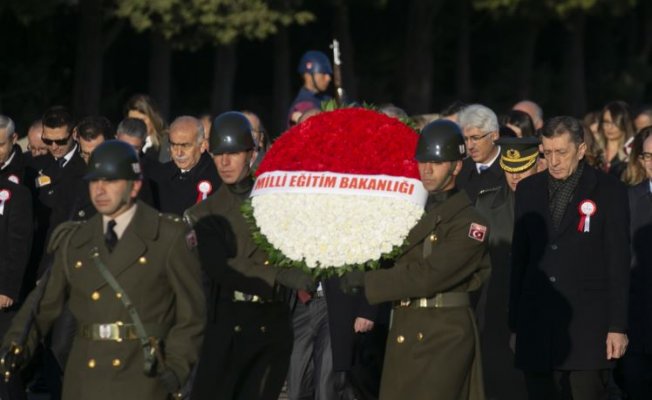 Bakan Selçuk ve öğretmenler Anıtkabir'i ziyaret etti