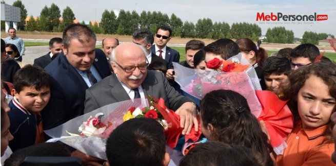 Bakan Avcı öğrencilerle minyatürleri gezdi