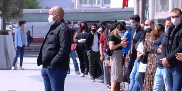 #Avmler önünde büyük yoğunluk yaşanıyor