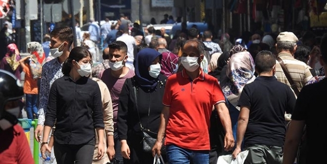 Koronavirüs vaka sayısının çok olduğu ilde sıcağa rağmen halk sokakta