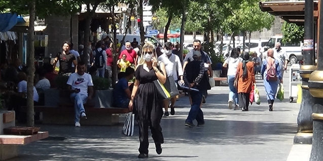 Vakalar yüksek yine de maske ve sosyal mesafe kuralına uyulmuyor