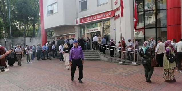 Maaş kuyruğu korona dinlemedi