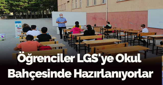 Öğrenciler LGS'ye okul bahçesinde hazırlanıyorlar