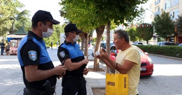 Maske cezası yiyen adam, polislere 'İyi maaşınız çıktı' dedi