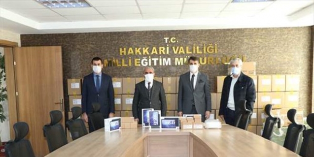 MEB, Hakkarili öğrencilere 850 tablet bilgisayar gönderdi