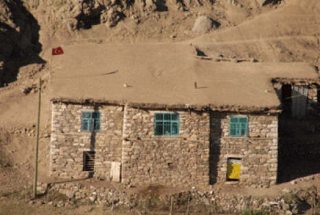 ALTI KERPİÇ ÜSTÜ KERPİÇ ORTASI BETON BİR EĞİTİM SİSTEMİ