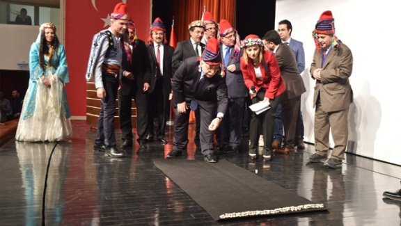 Bakan Avcı, Çocuk Oyun ve Oyuncakları Kurultayında ‘aşık’ attı