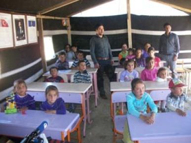 Duvarı olmayan okulun öğretmenleri...