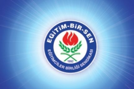 Görevinden alınan okul müdürü için okul önünde toplandılar
