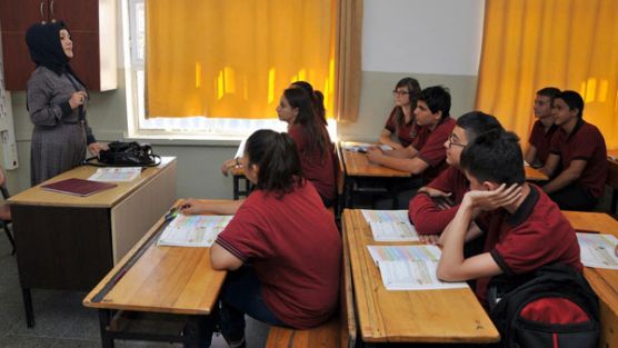 İşte okulda ilk başörtülü öğretmenler
