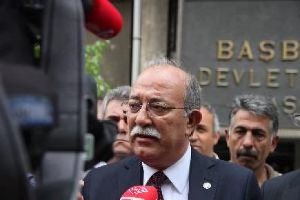 Memur zammına siyah pankartlı tepki