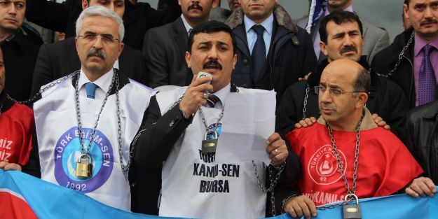 Milli eğitimdeki kıyım tasarısını kendilerini zincirleyerek protesto ettiler