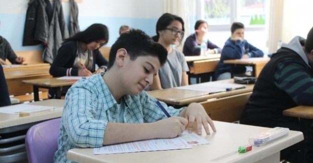TEOG deneme sınavına tablet bilgisayarla girdiler