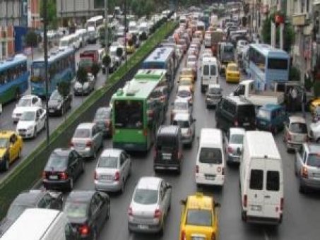 Kırmızı ışıkta geçti, öğrenciye çarptı bir de çocuğu dövdü