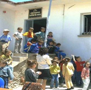 Ücretli öğretmen değil, kadrolu öğretmen istiyoruz