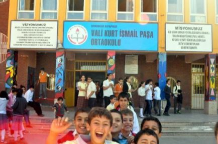 Veliler, öğretmen atanmamasına tepki gösterdi