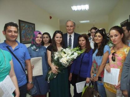 Yeni atanan öğretmenler çiçeklerle karşılanıyor