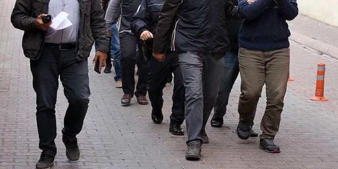 Görevdeki öğretmen ve polislere FETÖ'den gözaltı...