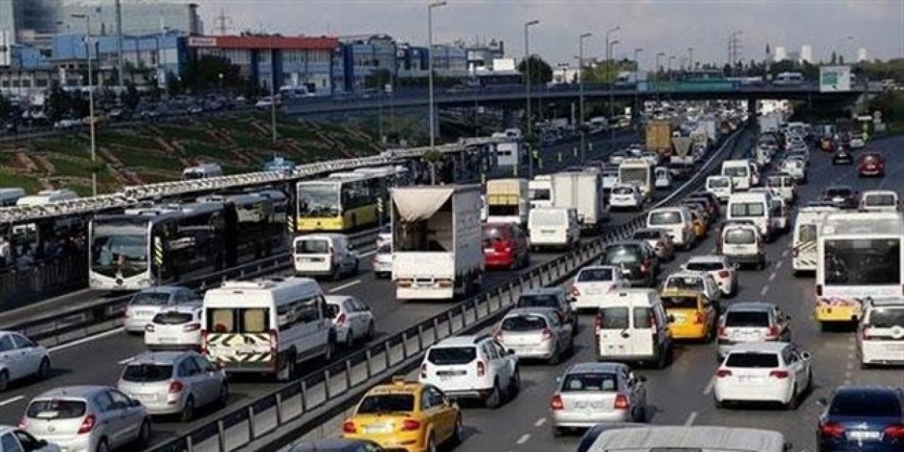 Tam kapanma sonrası dönüş çilesi başladı! 43 ilin geçiş noktasında trafik kilitlendi