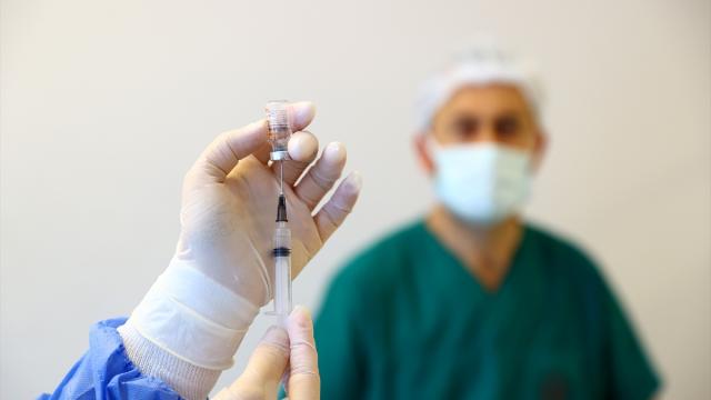 Aşılamaya öğretim üyeleri ve üniversite personeli dahil edildi