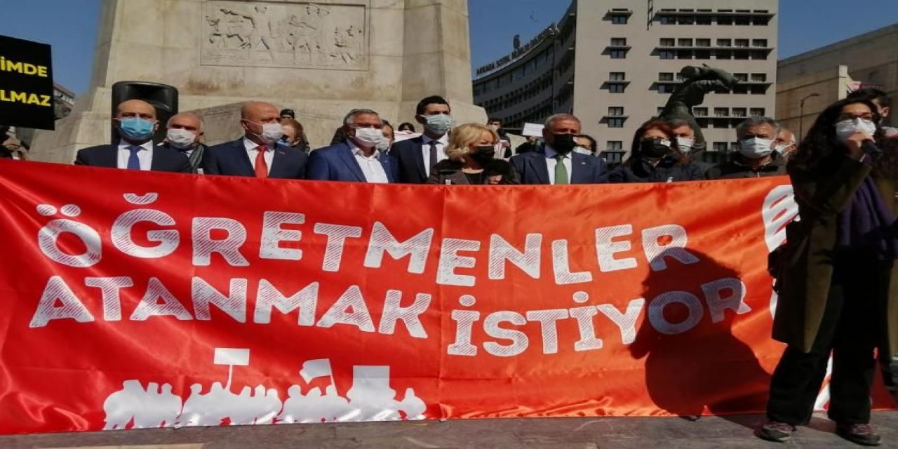 Atama bekleyen öğretmenler #GençlerCevapBekliyor tagıyla tepkilerini gösteriyor.